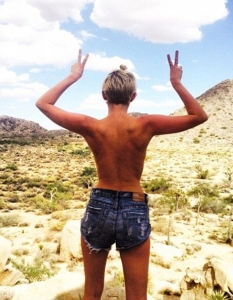 Както всички знаем, изпълнителката на хита Wrecking Ball Майли Сайръс (Miley Cyrus) е пристрастена към социалните мрежи и не сме се и съмнявали, че 21-годишната звезда ще последва новата мода. 
Тя засне уникално секси топлес селфи в пустинята. 
Кой би гледал възхитителната природа, ако пред себе си има такава гледка?