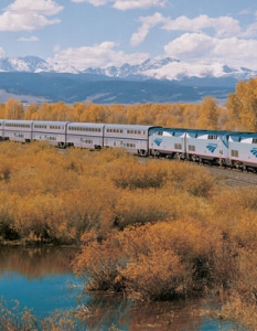 California Zephyr - САЩ
Маршрутът на този влак преминава през 7 щата и е дълъг приблизително 4 000 км. Каньон, пустинен пейзаж, планини и долини – не е лошо, а?
 