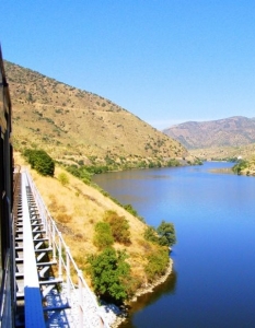 Douro Line – Португалия
Един приятен начин за прекосяване на Северна Португалия.