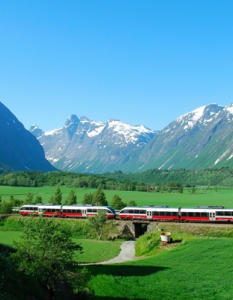 Inlandsbanan – Швеция
Влаковото трасе работи за туристи от средата на юни до края на август и е с дължина около 1300 км.