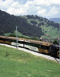 The Chocolate Train - Швейцария
Влакът предлага винтидж вагон от 1915 г., както и модерни вагони, а гледките по време на пътуването са повече от прекрасни!
 