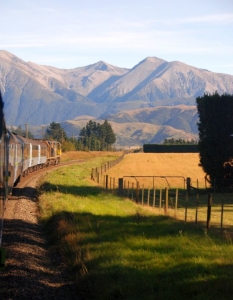 Tranzalpine - от Christchurch до Greymouth в Нова Зеландия
Преход, на който можете да се наслаждавате цели 223 км, или приблизително четири часа и половина.