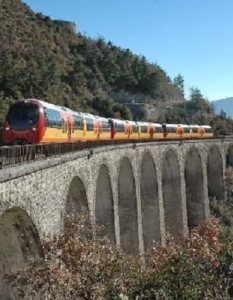 Train des Pignes - Франция
Train des Pignes преминава през някои от най-красивите места във Франция, като предлага спиращи дъха пейзажи, включващи гори, реки и красиви мостове.
 