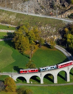 Bernina Express - от Швейцария до Италия
Кой би повярвал, че преходът от ледниците до палмовите дървета може да отнеме само два часа и половина? 