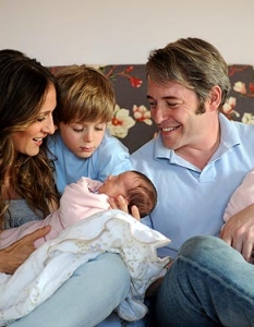 2. Петият сезон на сериала остава в историята със своите осем епизода. Необичайно кратката му продължителност е резултат от бременността на Сара Джесика Паркър, която по време на снимките е очаквала първото си дете със съпруга си Матю Бродерик.