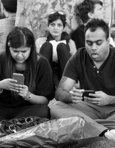 Вижте как комуникацията в модерния свят умира заради смартфоните  - 3