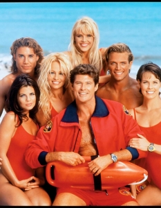 Baywatch (Спасители на плажа)
Baywatch със сигурност не е най-любимият сериал на критиката, но пък е сред най-популярните през последното десетилетие на 20-ти век.
Благодарение на него Памела Андерсън стана икона на цяло едно поколение, а бягането на забавен каданс и до днес е запазена марка на сериала.