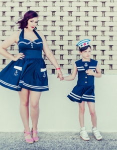 Жена фотограф превръща дъщеря си в емблематични герои - 13