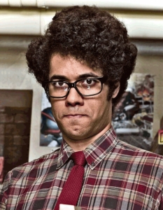 Морис Мос (The IT Crowd)
Мос е гениално забавен, макар че не го осъзнава много често...
Той не обича футбол, а настолни игри. Участва в ключови лондонски нърд клубове като 8+, където е звезда и винаги е решен да намери решението на компютърния ви проблем. Дори да не тръгне по най-лесния път...