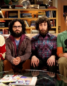 Шелдън, Ленърд, Хауърд и Раджеш (The Big Bang Theory)
Невъзможно е да отделим само един от нашите любими учени от The Big Bang Theory - те се допълват един друг.
Огромната им любов към науката, компютърните игри, войната Star Trek срещу Star Wars и разбира се, неловките ситуации при социален контакт с други живи същества, ги правят най-забавната група нърдове в нашата класация.