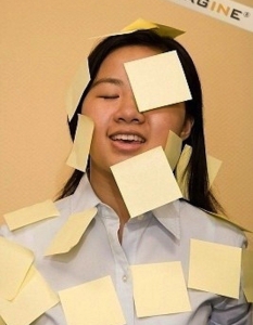 Жена се наслаждава на ползите от Post-it Notes