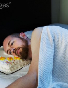 Мъж съжалява горчиво за нещата, които е направил, използвайки торта като възглавница.