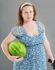 Тази жена е готова на всичко, за да защити своята любима диня
http://AwkwardFamilyPhotos.com / Via awkwardfamilyphotos.com