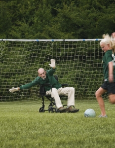 Момиче отбелязва победния гол, преодолявайки защитата на своя дядо-инвалид
 Thinkstock