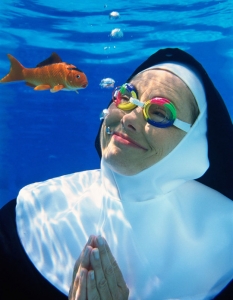 Монахиня открива радостта от океана
Dennis O’Clair / Getty Images