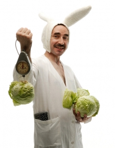 Мъж в костюм на заек тегли зелки