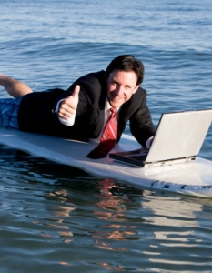 Ден извън офиса за бизнесмен, който си мисли, че наводненият му лаптоп всъщност е много скъпо черно огледало
ThinkStock