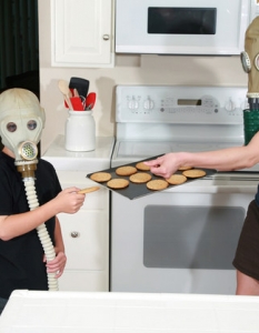 Двама оцелели представители на човешката раса се забавляват в кухнята с прясно изпечени бисквити
ShutterStock