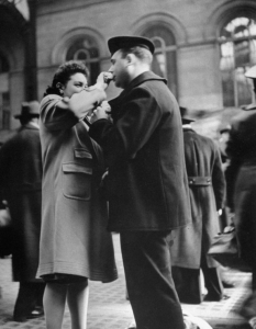 20 покъртителни фотографии на целувки за сбогом от Втората световна война - 10