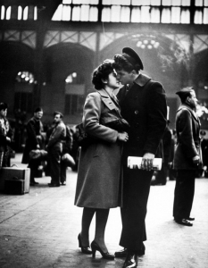 20 покъртителни фотографии на целувки за сбогом от Втората световна война - 11