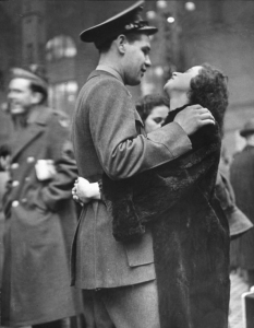 20 покъртителни фотографии на целувки за сбогом от Втората световна война - 12