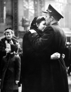 20 покъртителни фотографии на целувки за сбогом от Втората световна война - 13