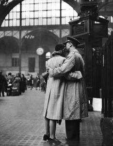20 покъртителни фотографии на целувки за сбогом от Втората световна война - 15