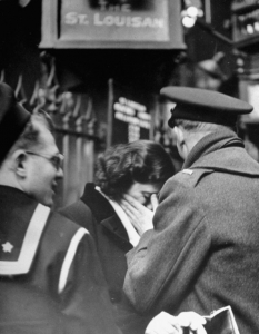 20 покъртителни фотографии на целувки за сбогом от Втората световна война - 16