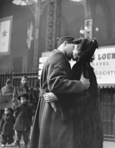 20 покъртителни фотографии на целувки за сбогом от Втората световна война - 17
