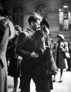 20 покъртителни фотографии на целувки за сбогом от Втората световна война - 18