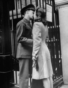 20 покъртителни фотографии на целувки за сбогом от Втората световна война - 1