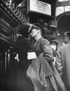 20 покъртителни фотографии на целувки за сбогом от Втората световна война - 2
