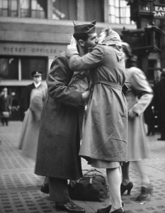 20 покъртителни фотографии на целувки за сбогом от Втората световна война - 3