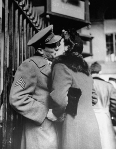 20 покъртителни фотографии на целувки за сбогом от Втората световна война - 4