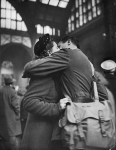 20 покъртителни фотографии на целувки за сбогом от Втората световна война - 6
