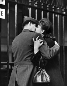 20 покъртителни фотографии на целувки за сбогом от Втората световна война - 7
