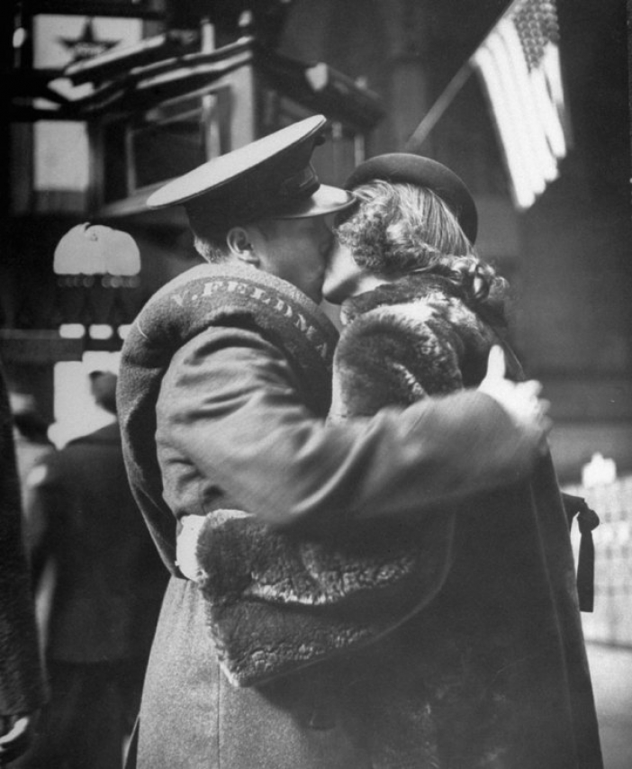 20 покъртителни фотографии на целувки за сбогом от Втората световна война