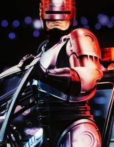 Робокоп (RoboCop)
Както и други герои в нашата класация, Робокоп също има нещо човешко в себе си. 
Персонажът е "роден" във време, в което силите на реда имат нужда от роботи-хора и въпреки че планът на Алекс Мърфи не е да стане един от тях, именно той е Избраният да стане икона на не едно поколение sci-fi роботи.