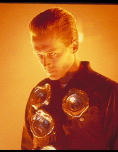 Т-1000 (Terminator 2: Judgement Day)
Как може да накараш феновете да забравят един злодей? Предлагайки му друг, който е още по-добър в това, което прави... дори то да не е особено хубаво.
Т-1000 e Наноморф - робот, който сканира структурата на нещата около себе си и може да се превръща във всяко едно от тях. По тази причина той е изигран и от различни актьори в поредицата, но най-култов си остава образът на актьора Робърт Патрик.