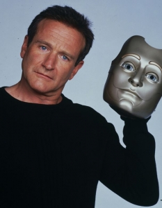 Андрю (Bicentennial Man)
Макар че Bicentennial Man е доста подценяван филм, в него Робин Уилямс играе една от по-драматичните си роли, която няма как да бъде забравена.
От обикновен андроид, създаден с цел да помага в рутинни домашни задължения, Андрю се превръща в истински човек - дори по-близък до нашия вид от някои други "истински" хора.