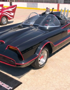 Колата: Lincoln Futura
В кой филм: Батмобилът е една от най-легендарните филмови коли и всяка от версиите му е справедливо оценена от феновете.
Модифицираният Lincoln Futura, който виждаме в Batman: The Movie от 1966 г. e дело на Джордж Барис - един от най-известните създатели на дизайнерски коли за Холивуд.