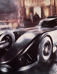 Колата: Batmobile
В кой филм: Batman (Батман) и Batman Returns (Батман се завръща). И двата филма са емблематична за образа на Черния рицар. 
Режисьорът на Batman - Тим Бъртън - цели да възроди образа на супергероя, когото хората са запомнили със сериал от 60-те. Новата версия е много по-мрачна, а с нея идва и също толкова зловещ и готин Батмобил.