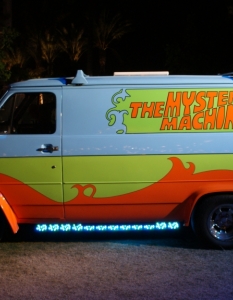 Колата: Chevrolet Chevy Van
В кой филм: По-известна като Mystery Machine от култовото детско Scooby-Doo и всички филми, които го последваха.
С помощта на хипарския ван групата на Скуби и Шаги обикаля САЩ в разгадаване на едни от най-големите криминални мистерии. Макар и да не е кой знае какво, все пак, ако не беше Шевролетът, едва ли щяха да стигнат далеч.