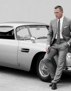 Колата: Aston Martin
В кой филм: Aston Martin е колата на Бонд. Емблематично возило, на което Агент 007 разчита в повечето си филми. 
Различни модели виждаме в цели 9 от филмите до Skyfall (007 Координати: Скайфол), като SPECTRE е десетата лента, в която ще се насладим на добре оборудваното возило.