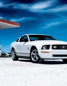 Колата: Ford Mustang GT
В кой филм: Drive (С пълна газ) е сред запомнящите се със стила си на заснемане филми и не толкова с невероятните си автомобили.
Докато през по-голямата част от лентата героят на Райън Гослинг се опитва да стои незабелязан, то това не може да се каже при избора му на Ford Mustang GT в една от водещите сцени в лентата.
