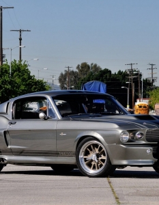 Колата: Ford Mustang GT500
В кой филм: Gone in 60 Seconds (Да изчезнеш за 60 секунди). 
Макар филмът да не е оценен особено високо от критиката, няма как да отречем, че преследванията с участието на т.нар. Eleanor - Ford Mustang - са си почти класика в жанра.