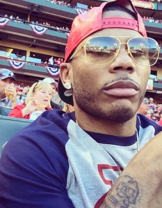 Nelly е фен на бейзбола.