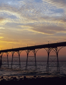 Clevedon Pier в Англия
Описан от покойния английски поет сър Джон Бетджеман като "най-красивия в цяла Англия"