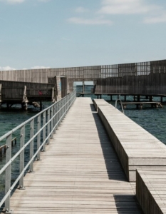 Kastrup Pier в Дания
В края му има обособена зона за плуване - своеобразен басейн в морето