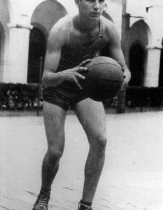 17-годишният Фидел Кастро играе баскетбол в гимназията